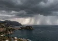Cielo nuvoloso e minaccioso sopra la Sicilia con mare mosso.
