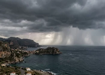 Cielo nuvoloso e minaccioso sopra la Sicilia con mare mosso.