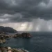 Cielo nuvoloso e minaccioso sopra la Sicilia con mare mosso.