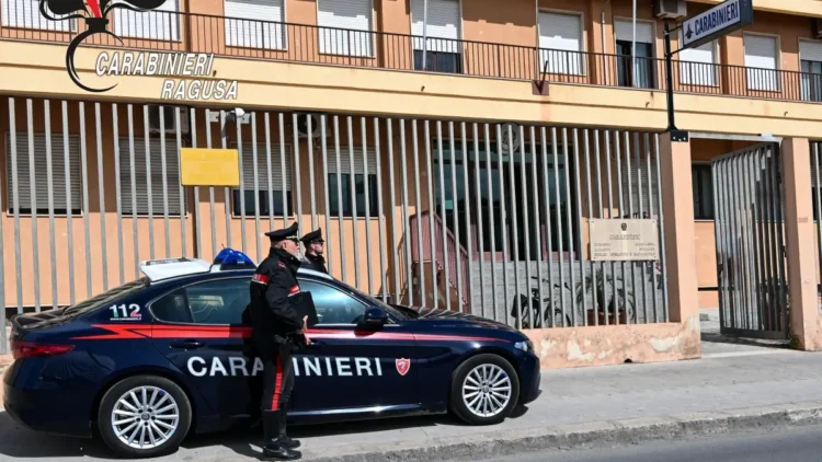 Auto dei Carabinieri della Stazione di Vittoria ferma durante un intervento per arresto droga nel maggio 2026