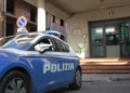 Auto della Polizia di Stato parcheggiata durante un intervento per maltrattamenti in famiglia a Vittoria.