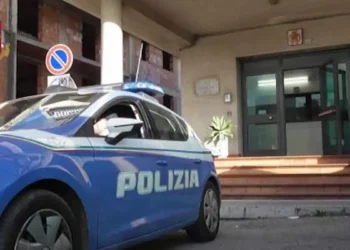 Auto della Polizia di Stato parcheggiata durante un intervento per maltrattamenti in famiglia a Vittoria.