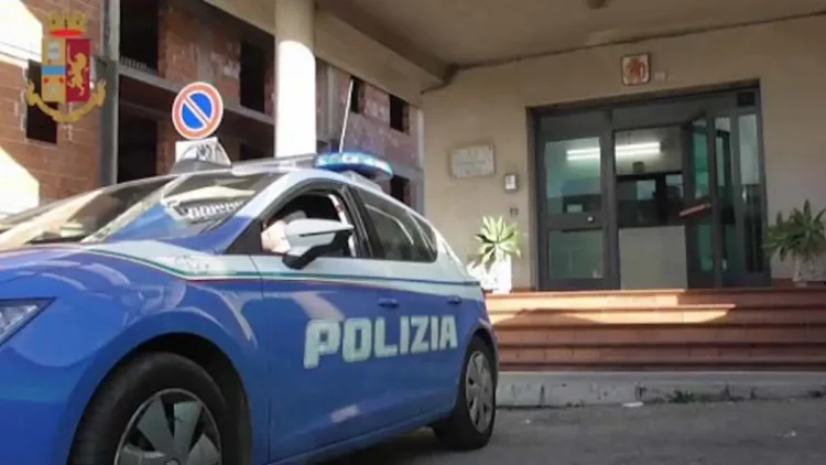 Auto della Polizia di Stato parcheggiata durante un intervento per maltrattamenti in famiglia a Vittoria.