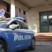 Auto della Polizia di Stato parcheggiata durante un intervento per maltrattamenti in famiglia a Vittoria.