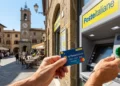 Primo piano della Carta di Inclusione utilizzata per i pagamenti dell'Assegno di Inclusione 2026 presso un ATM