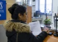 Operatore INPS assiste una donna straniera per la domanda di Assegno di Inclusione 2026