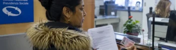 Operatore INPS assiste una donna straniera per la domanda di Assegno di Inclusione 2026