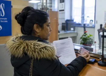 Operatore INPS assiste una donna straniera per la domanda di Assegno di Inclusione 2026