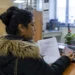 Operatore INPS assiste una donna straniera per la domanda di Assegno di Inclusione 2026