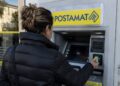 "Donna utilizza la Carta di Inclusione a uno sportello Postamat durante il pagamento ADI di maggio 2026”