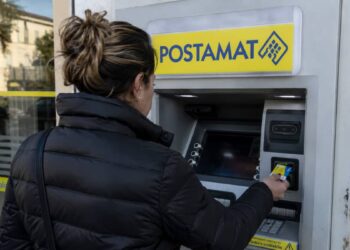 "Donna utilizza la Carta di Inclusione a uno sportello Postamat durante il pagamento ADI di maggio 2026”