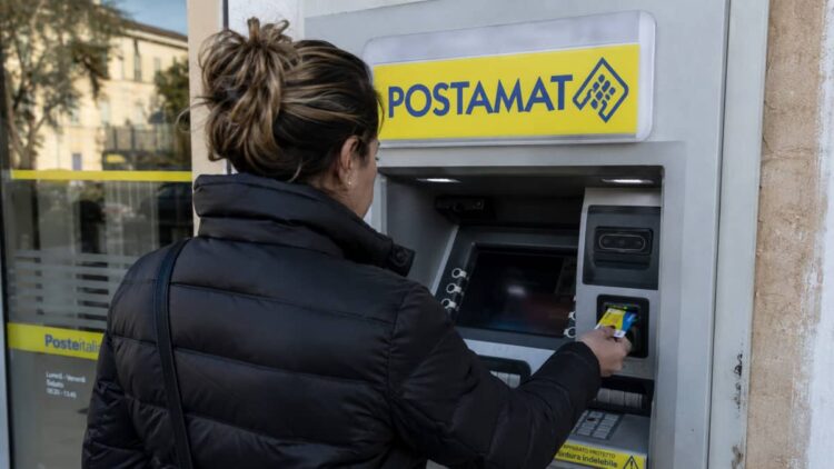 "Donna utilizza la Carta di Inclusione a uno sportello Postamat durante il pagamento ADI di maggio 2026”