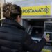 "Donna utilizza la Carta di Inclusione a uno sportello Postamat durante il pagamento ADI di maggio 2026”