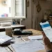 Genitore controlla sullo smartphone il pagamento dell’Assegno Unico di giugno 2026
