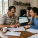 famiglia controlla pagamento assegno unico maggio 2026 su smartphone