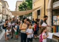 Famiglie in fila davanti a un centro estivo durante le iscrizioni 2026