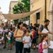Famiglie in fila davanti a un centro estivo durante le iscrizioni 2026