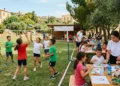 Famiglie e bambini in un centro estivo durante le attività ricreative