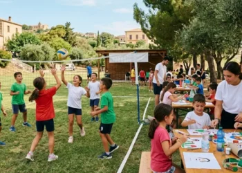 Famiglie e bambini in un centro estivo durante le attività ricreative