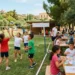 Famiglie e bambini in un centro estivo durante le attività ricreative