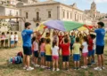Bambini durante attività in un centro estivo finanziato con bonus e contributi pubblici