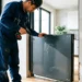 Tecnico installa una porta blindata in un appartamento italiano per interventi di sicurezza detraibili nel bonus 2026