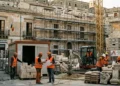 Cantiere edilizio con nuove costruzioni e lavori di riqualificazione urbana in Italia