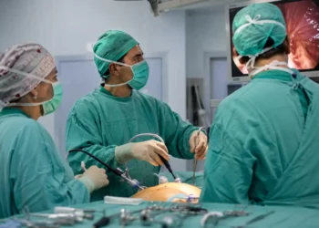 Équipe chirurgica durante un intervento di bypass gastrico laparoscopico