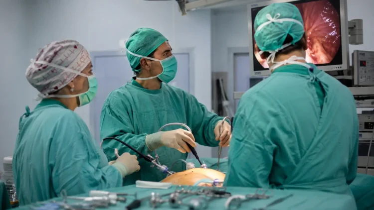 Équipe chirurgica durante un intervento di bypass gastrico laparoscopico