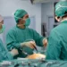 Équipe chirurgica durante un intervento di bypass gastrico laparoscopico