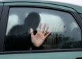 Caltanissetta donna bagagliaio auto scena urbana con auto parcheggiata