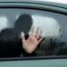 Caltanissetta donna bagagliaio auto scena urbana con auto parcheggiata