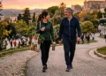 Persone camminano in un parco per attività fisica leggera a maggio