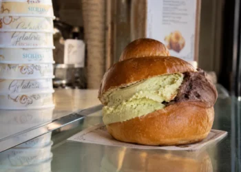 Brioche col gelato artigianale in una gelateria di Catania