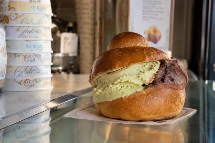 Brioche col gelato artigianale in una gelateria di Catania