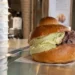 Brioche col gelato artigianale in una gelateria di Catania