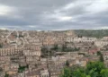 Veduta del centro storico di Modica durante una giornata di sole nel 2026.