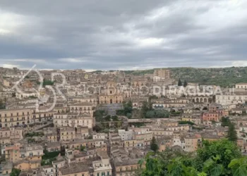 Veduta del centro storico di Modica durante una giornata di sole nel 2026.