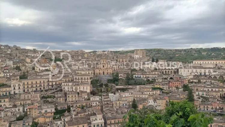 Veduta del centro storico di Modica durante una giornata di sole nel 2026.