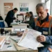 Lavoratore del settore edile controlla certificazioni uniche e documenti fiscali per la dichiarazione dei redditi.