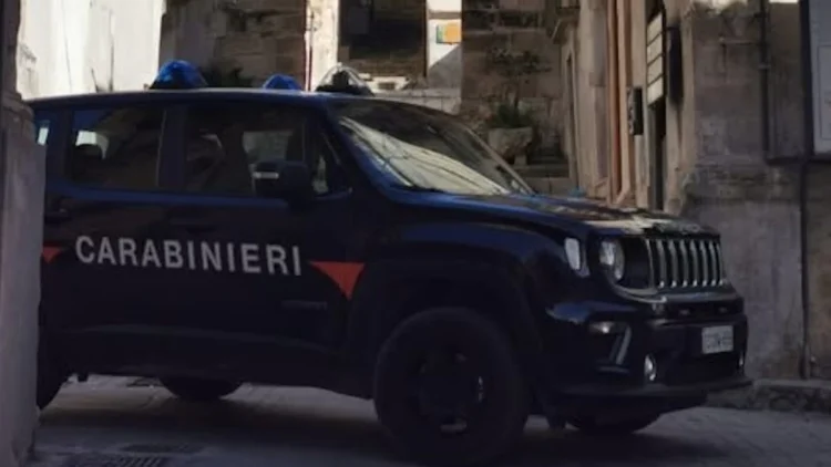 Carabinieri durante un controllo antidroga a Chiaramonte Gulfi