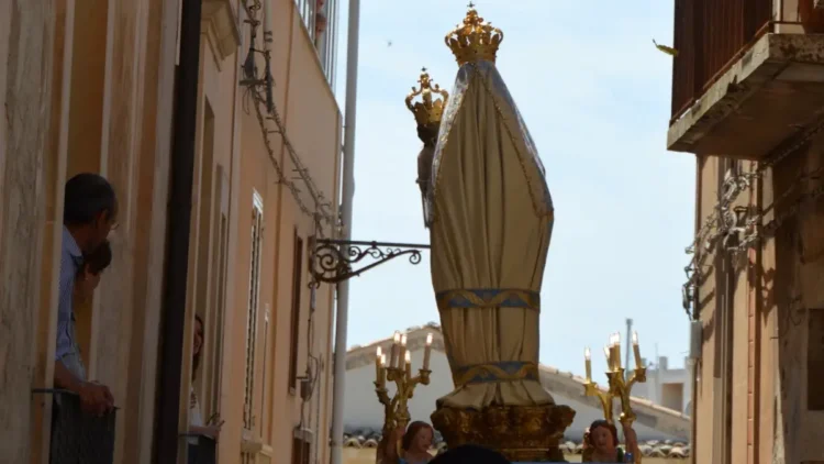 La processione della Madonna delle Grazie a Chiaramonte Gulfi durante il Cuncursu