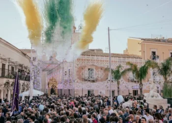 Fedeli riuniti davanti alla chiesa di San Biagio a Comiso durante il Settenario dell'Addolorata, maggio 2025