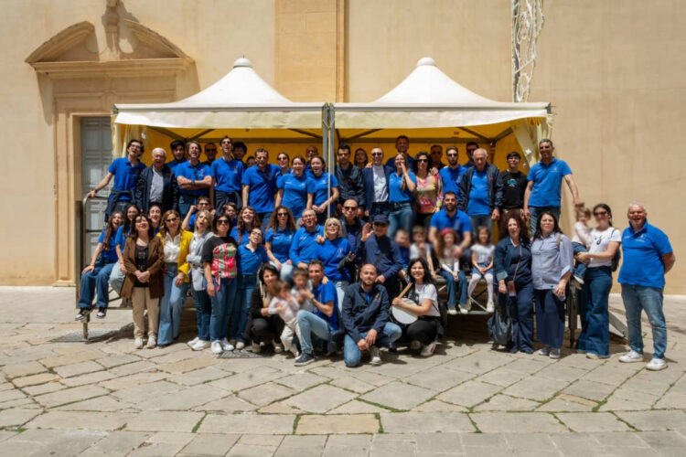 Fedeli a Comiso Addolorata durante la raccolta dei doni e la cena comunitaria