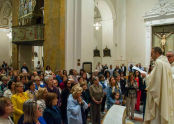 Fedeli e studenti durante il Settenario Addolorata a Comiso