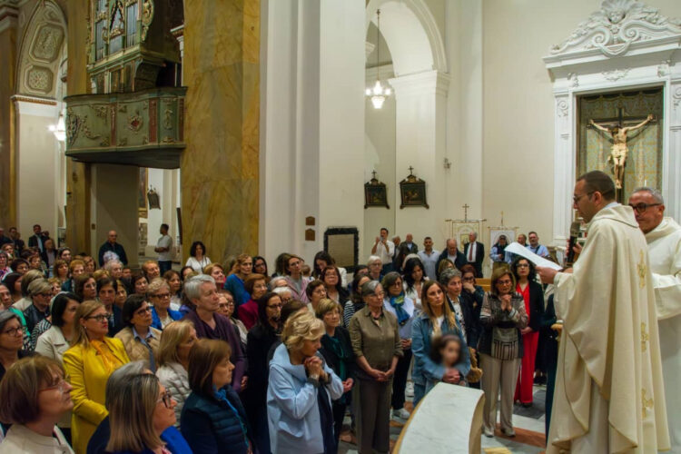 Fedeli e studenti durante il Settenario Addolorata a Comiso