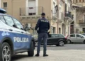 Polizia di Stato davanti al Commissariato di Comiso durante attività di servizio