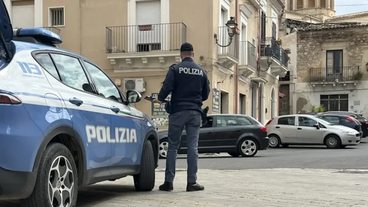Polizia di Stato davanti al Commissariato di Comiso durante attività di servizio