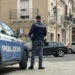 Polizia di Stato davanti al Commissariato di Comiso durante attività di servizio