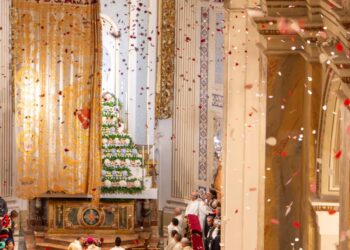 Fedeli a Comiso durante la festa Addolorata davanti alla chiesa Madre